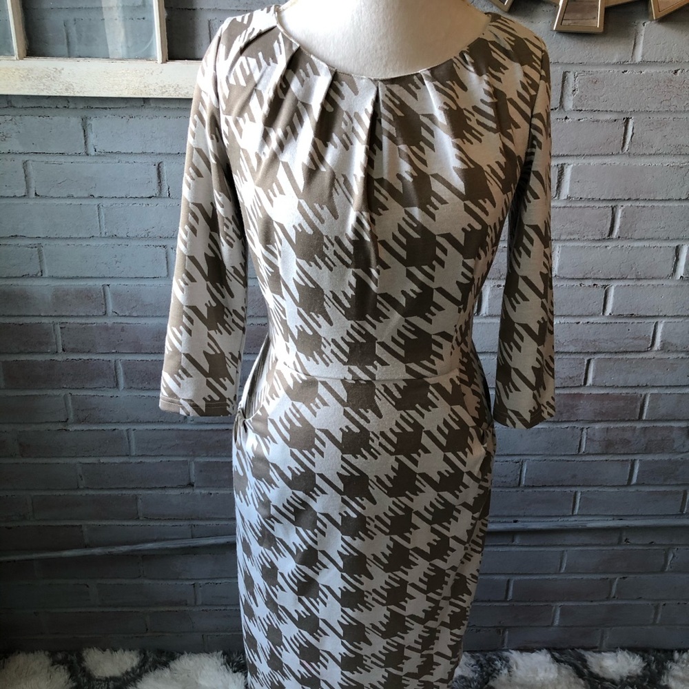 New Directions fitted Dress, Size 6, tan and white